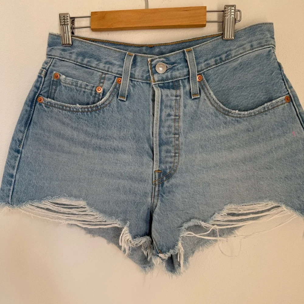Levi's 501 distressed denim shorts light wash Size 26W